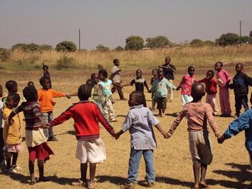 Kinderen in Kabwe zijn blij met het initiatief voor een schooltje